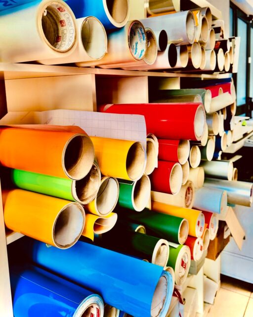 Adesivi di tutti i colori e di tutte le forme grazie al nostro servizio di intaglio! Offriamo una vasta gamma di supporti per ogni esigenza. Contattaci per un preventivo personalizzato! #stickers #adesivipersonalizzati #wrapping