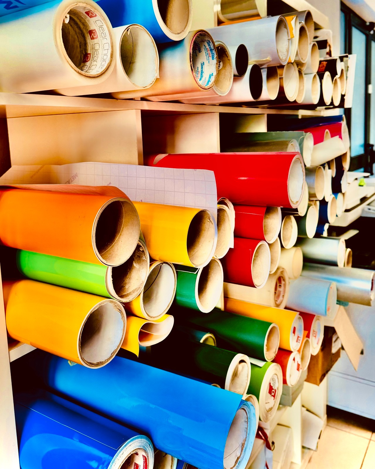 Adesivi di tutti i colori e di tutte le forme grazie al nostro servizio di intaglio! Offriamo una vasta gamma di supporti per ogni esigenza. Contattaci per un preventivo personalizzato! #stickers #adesivipersonalizzati #wrapping